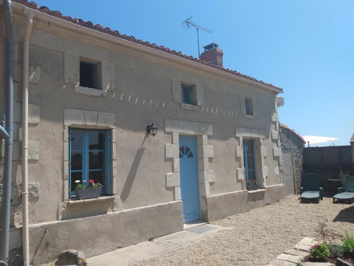 Lavender House - Traditional Stone House Oozing Charm And Character Cersay Exterior photo