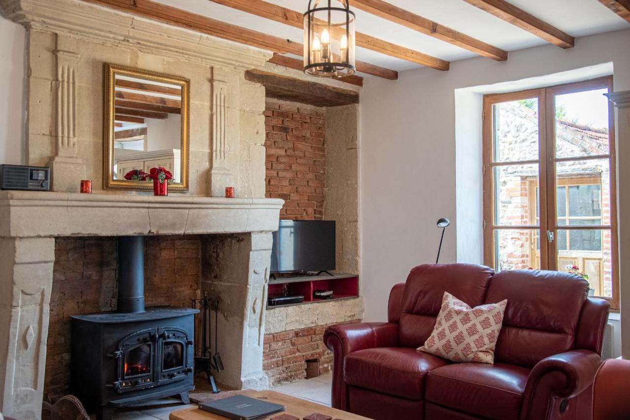 Lavender House - Traditional Stone House Oozing Charm And Character Cersay Exterior photo