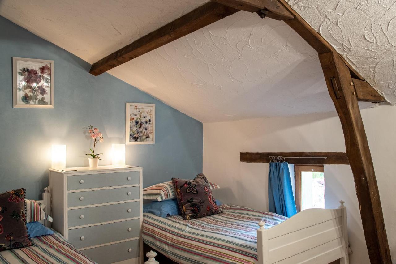 Lavender House - Traditional Stone House Oozing Charm And Character Cersay Exterior photo